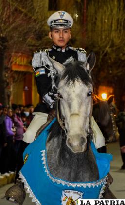 Montados a caballo, los estudiantes abrieron el desfile como es tradición