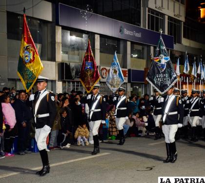 Con paso firme, los estandartes se lucieron en la plaza principal 10 de Febrero