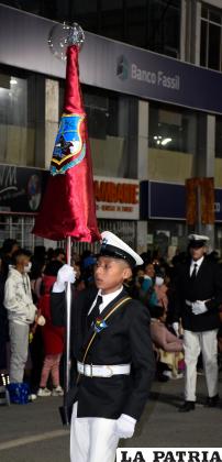 La bandera rojo carmesí flameando en el desfile