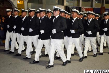 Promoción 2023 del Colegio Nacional ??Simón Bolívar?, en su paso por la Plaza 10 de Febrero
