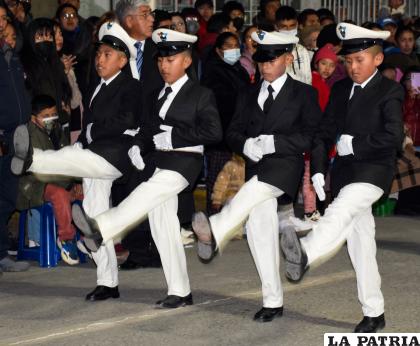 Los más pequeños mostrando su paso de parada 