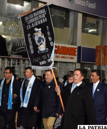 A voz en cuello, los exalumnos entonaron el himno de su colegio 