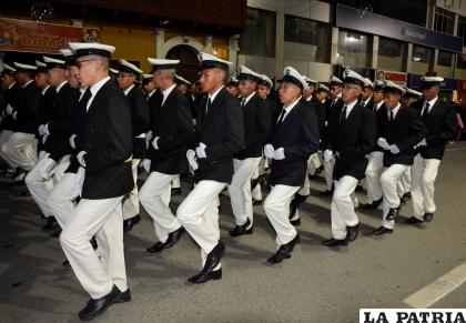 Cada paso sincronizado por los alumnos