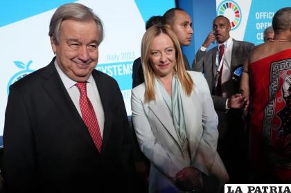 El secretario general de la ONU Antonio Guterres (i) con la primera ministra italiana Giorgia Meloni en la cumbre sobre temas alimenticios /Foto AP/Andrew Medichini