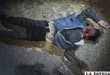 El cadáver fue encontrado a un costado de la carretera /Cortesía