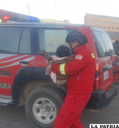 Una niña es socorrida a un centro de salud para su revisión médica /LA PATRIA