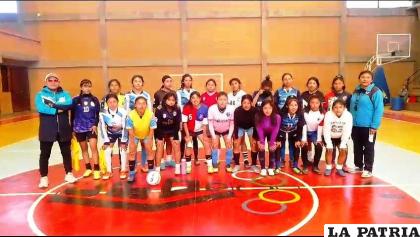 Un buen marco de jugadoras se hicieron presentes en el primer día de entrenamiento /LA PATRIA