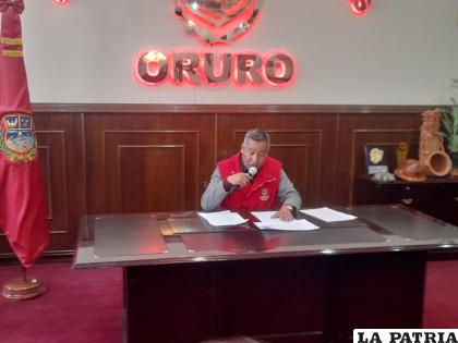 Asesor jurídico de la gobernación, Alfredo Dávalos en conferencia de prensa /LA PATRIA