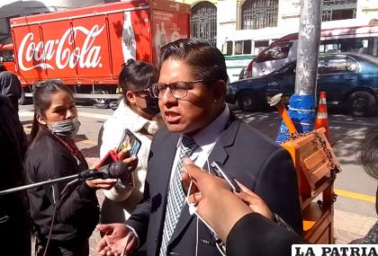 El abogado defensor de Hidalgo Chura, Ariel Rodríguez arribó a Oruro /LA PATRIA