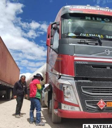 Personal aduanero hace el registro de inicio de tránsito /Cortesía