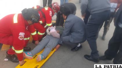La víctima es socorrida a un centro médico /LA PATRIA