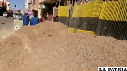 Escombros perjudican la libre circulación peatonal y vehicular 
/GAMO