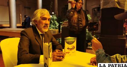 Willy Claure llegó a Oruro para presentar su libro ??Cuecasofando? /LA PATRIA 
