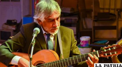 Se presentó el poemario en el Hall de la Gobernación /Gador