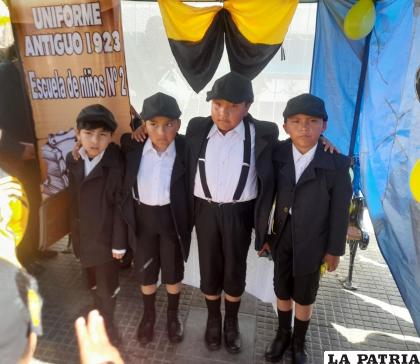 Escolares lucieron ejemplares del primer uniforme /LA PATRIA
