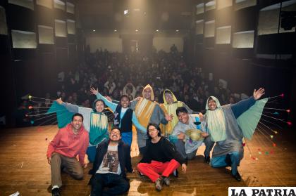 Los actores y parte de la producción luego de la puesta en escena /Cortesía