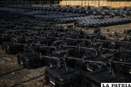 1.700 drones se ven antes de enviarse al frente para utilizarse contra fuerzas rusas en Kiev /AP Foto/Libkos