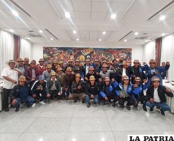 El presidente Luis Arce y la dirigencia de la minería cooperativizada de Caracoles. /Twitter Luis Arce