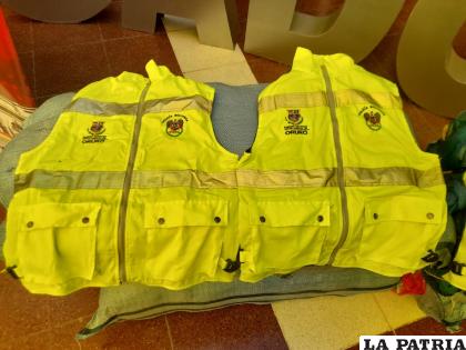 Autoridades entregaron chalecos a padres representantes de cada colegio /LA PATRIA