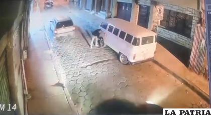 Una cámara toma el momento exacto en el que pincha las llantas de un auto /Captura de video