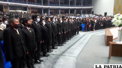 La comunidad educativa se reunió este viernes con sus mejores trajes /LA PATRIA
