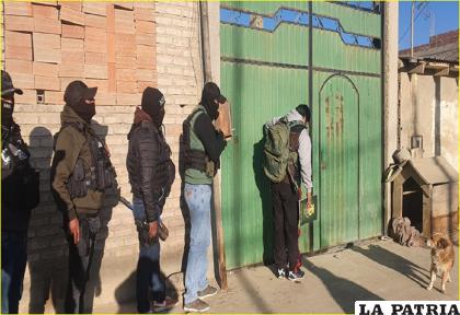 El allanamiento a un domicilio en el que se presumía estaban los sindicados /Cortesía