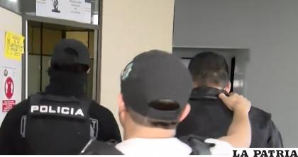 De espaldas, el estibador aprehendido por el narcovuelo /Captura video