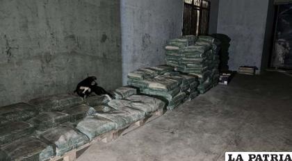  Los insumos encontrados en el interior de uno de los ambientes /Ministerio de Gobierno