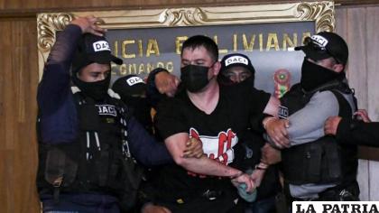 El excapitán Javier Alberti, cuando fue presentado ante los medios de prensa por el ministro de Gobierno, Eduardo del Castillo / APG