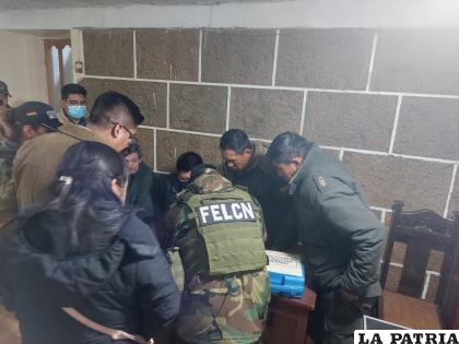 En instalaciones de San Pedro, personal de la Felcn analiza la sustancia controlada /Cortesía 
