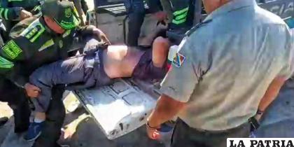 Una de las personas que se encentraba bloqueando el recorrido cultural es arrestada /Captura de video
