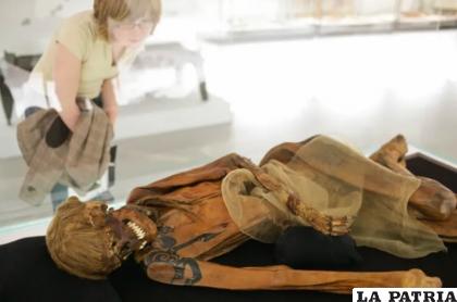 Una momia escita expuesta en la sala de exposiciones Martin-Gropius-Bau de Berlín. La momificación conservó el llamativo tatuaje visible en el hombro derecho del hombre /AXEL SCHMIDT DDP, AFP, GETTY IMAGES
