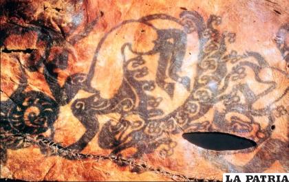 Bestias tatuadas en el brazo de un niño escita cuyo cuerpo (que data del siglo V a.C.) fue hallado en la región rusa de Altai. Los arqueólogos creen que los tatuajes de esta cultura reflejan la edad y el estatus social  /CM DIXON PRINT COLLECTOR, 
