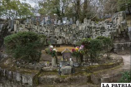 Un cementerio en la ladera alberga a las víctimas del ataque con bomba atómica de Hiroshima / HIROKI KOBAYASHI
