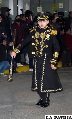 Guaripolero del nivel primario, guiando a la banda estudiantil