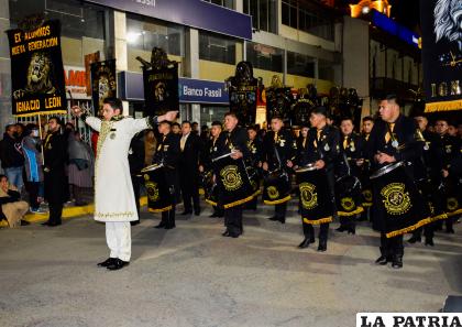Los exalumnos de la nueva generación, en su paso por la plaza principal 10 de Febrero