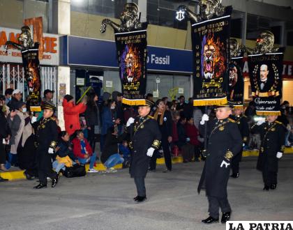 Portaestandartes del nivel primario, firmes en su paso