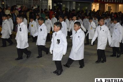 Guardapolvos blancos, impecables para la ocasión 