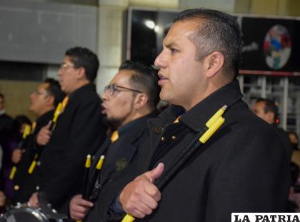 A voz en cuello, cantaron el himno de su colegio 