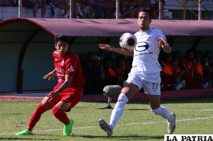Julio Pérez se lleva el balón tras dejar en el camino a su rival /APG