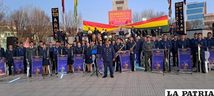 Los músicos militares rindieron homenaje al país y a las FF.AA. /Cortesía