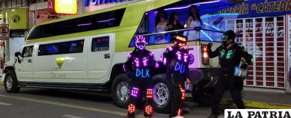 La ??discoteca móvil? de Eventos DLuxe, es un vehículo tipo limusina con la diferencia de que uno puede estar de pie cómodamente /LA PATRIA