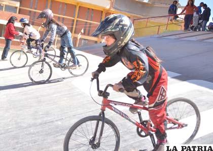 Las niñas también demuestran sus condiciones en el bicicross