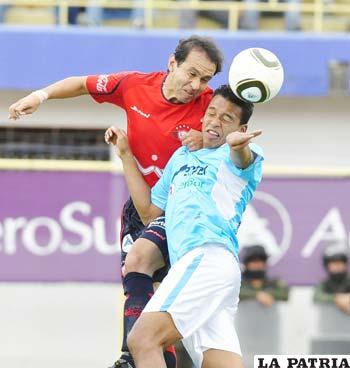 Marcelo Carvallo disputa el balón con Jair Reinoso