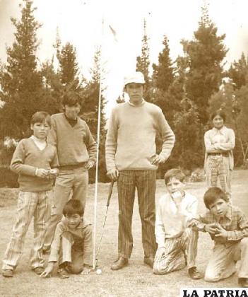 Antonio Beltrán, en los primeros años de su incursión en el Golf, en los links de Los Pinos, junto a sus sobrinos y pequeños simpatizantes.