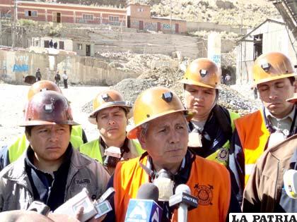 El dirigente, Juan Carlos Huarachi (izquierda), junto al ex ministro de Trabajo, Félix Rojas (derecha), y otros mineros, en una inspección pasada