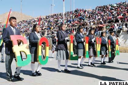 Amor a Bolivia, caracteriza a los desfiles escolares en Oruro