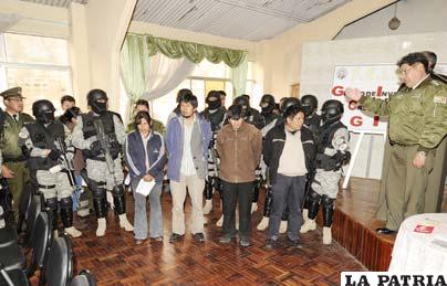 Gobierno presentó a presuntos miembros del grupo guerrillero peruano Sendero Luminoso