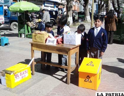 Niños de la U.E. Comibol estuvieron en la Plaza 10 de Febrero informando a la ciudadanía