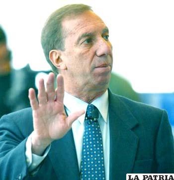 El ex seleccionador Carlos Bilardo aseguró hoy que quiere cumplir su contrato como director técnico